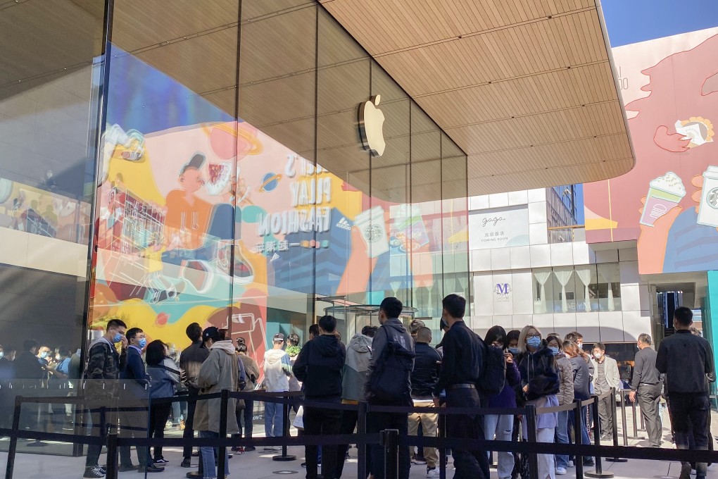 Apple fans waiting to enter the Apple Store in Sanlitun, Beijing, after the company’s first 5G smartphone hit shelves on Friday. Photo: Minghe Hu