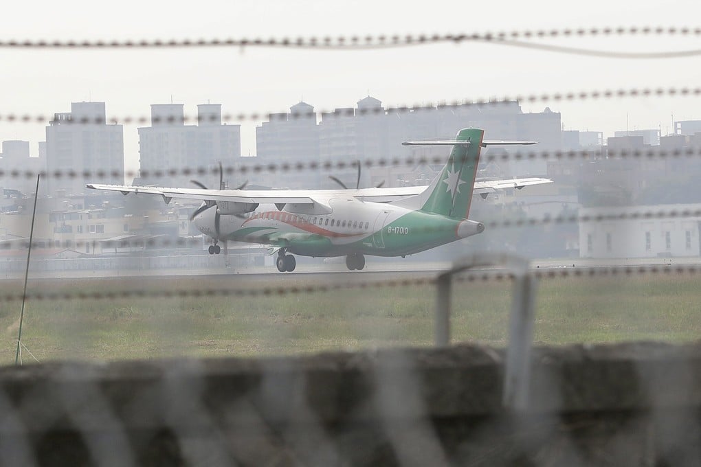 The UNI Air plane dropped off military and coastguard personnel in the Pratas Islands and returned to Kaohsiung on Monday morning. Photo: CNA