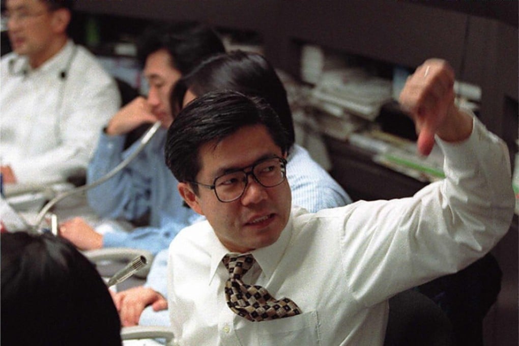 A trader flashes the thumbs down as the US dollar goes up again at the Foreign Exchange Brokerage in Tokyo 10 April on 1997. Photo: AFP