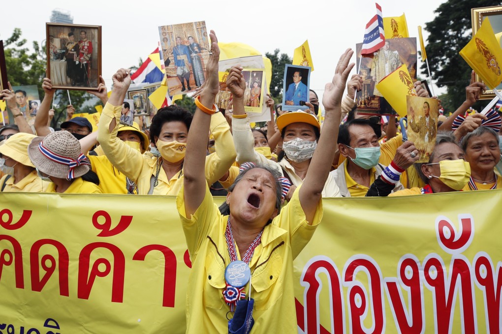 Thai royalists shout slogans in support of King Maha Vajiralongkorn in Bangkok on October 27, 2020. Photo: EPA-EFE