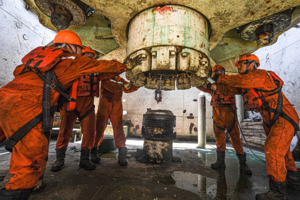 Workers operate a drill on an offshore oil platform in the northern waters of the South China Sea. Photo: Xinhua