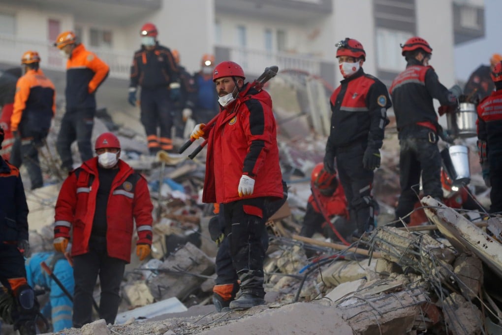 Rescuers search a site in the coastal province of Izmir, Turkey, on October 31, 2020. Photo: Reuters