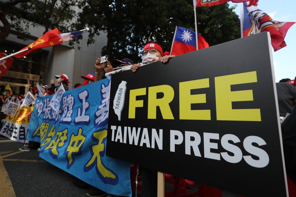 People demonstrate outside the National Communications Commission in Taipei as it holds a public hearing on Monday. Critics say taking CTi News off the air will erode freedom of the press in Taiwan. Photo: CNA