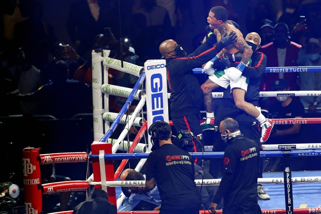 Gervonta Davis knocked out Leo Santa Cruz in Texas to claim the WBA super featherweight and lightweight titles. Photo: AP