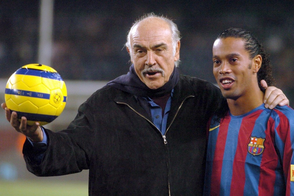 Former James Bond Sean Connery with Brazilian star Ronaldinho during a visit to the Camp Nou in 2005. Photo: EPA