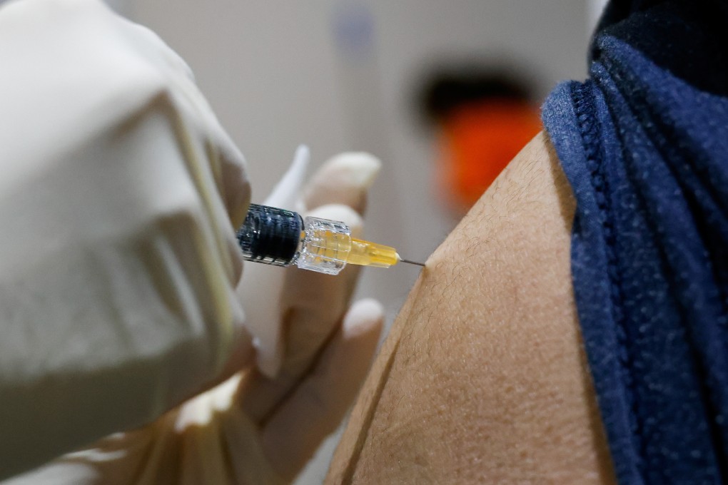 A man gets an influenza vaccine at a branch of the Korea Association of Health Promotion in Seoul on October 23. Photo: Reuters