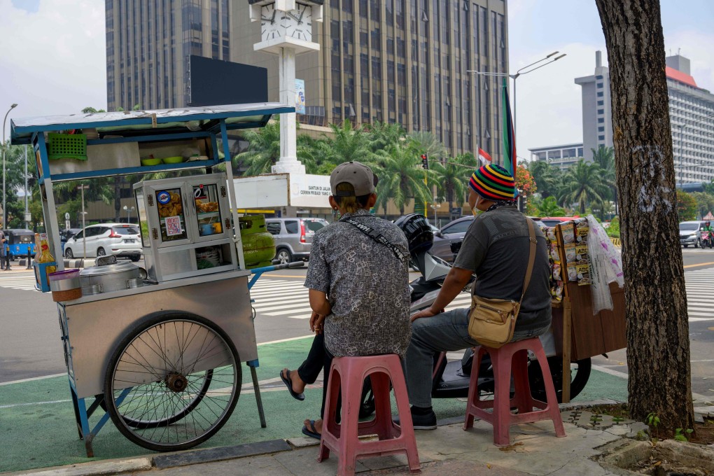 Indonesian street vendors waiting for customers in Jakarta. Photo: AFP