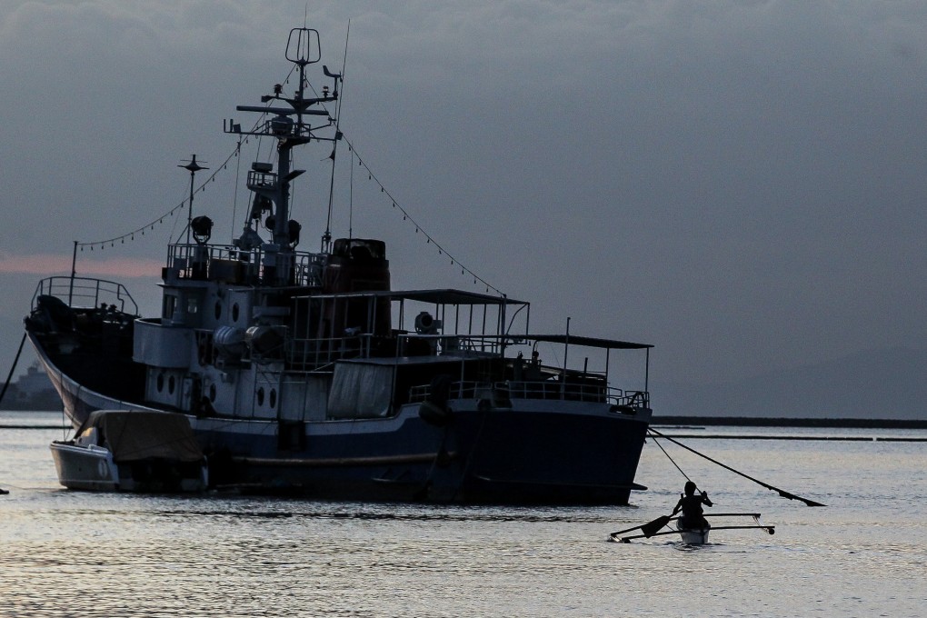 A fisherman rows to shore in Manila Bay on October 31. Photo: Xinhua
