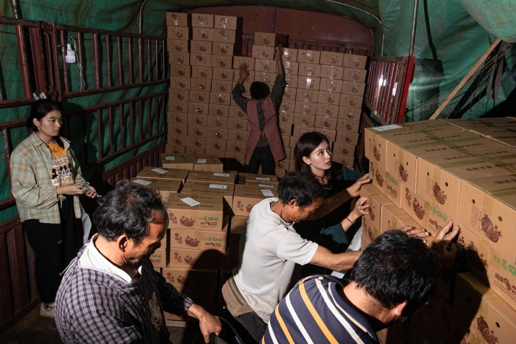 People load a truck with packaged pomegranates with workers in Zhangguan Town, Huili County, China's Sichuan Province, Sept. 18, 2020. Photo: Xinhua