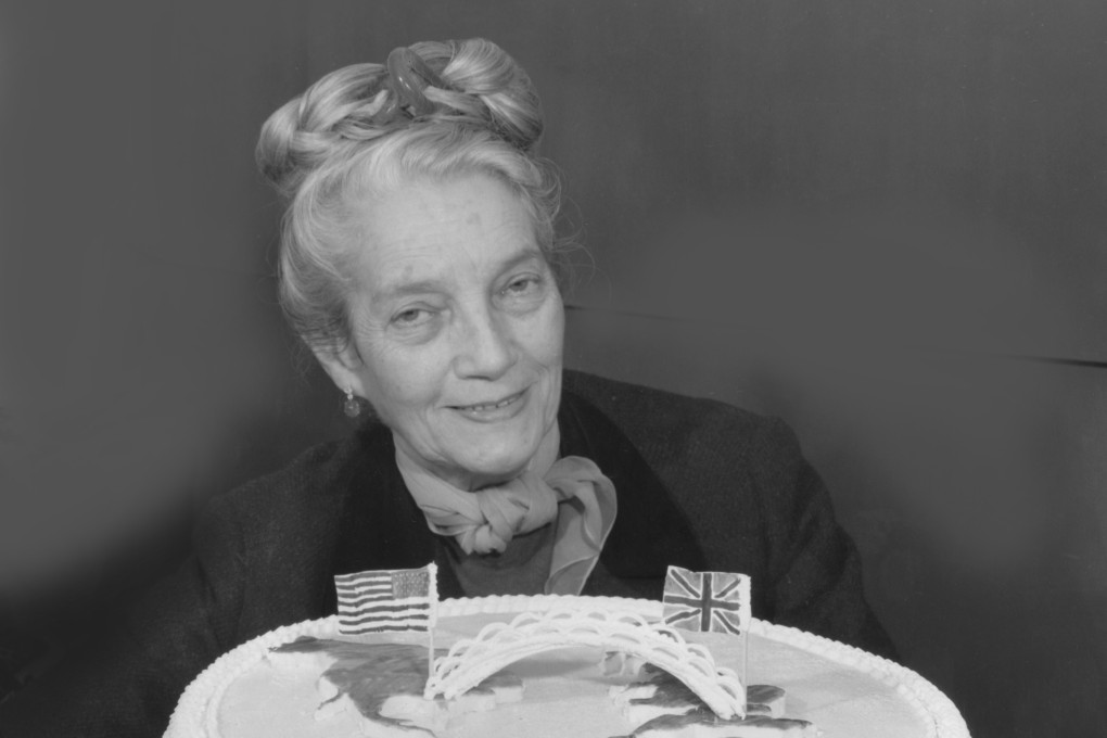 Maria Floris with the cake she prepared for Winston Churchill’s 89th birthday. Photo: Getty Images