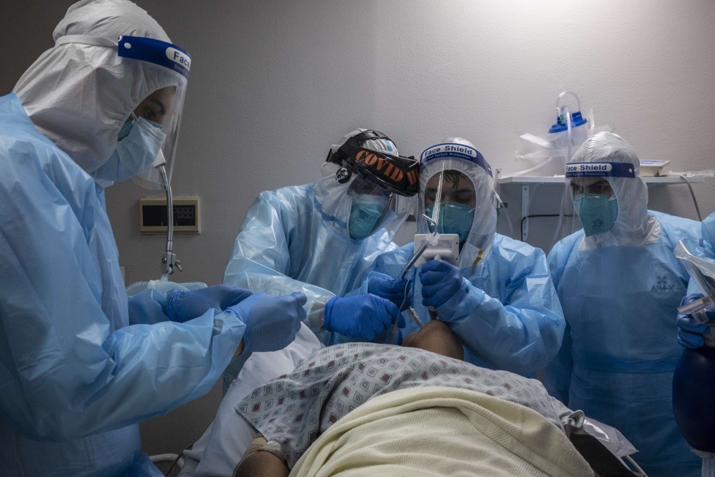 Medical staff members treat a patient suffering from coronavirus in an intensive care unit in Houston, Texas. Photo: AFP