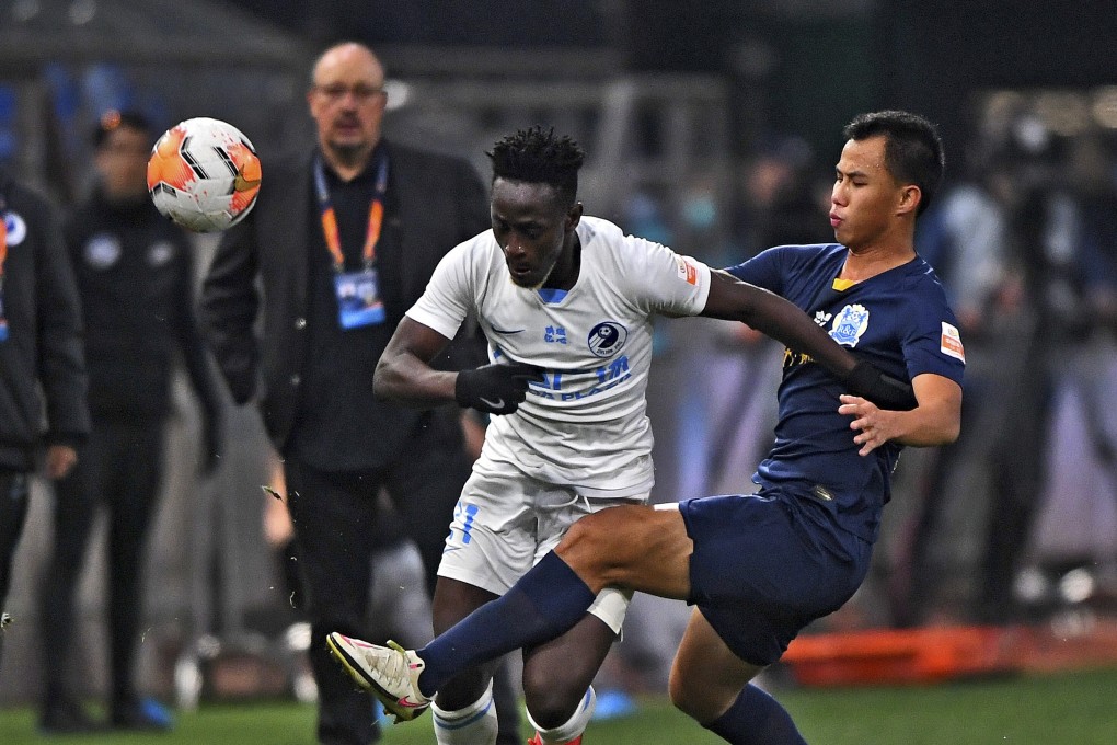 Dalian Pro coach Rafa Benitez watches on as Jerome Boateng battles with Guangzhou R&F’s Huang Zhengyu in their final Chinese Super League game of the 2020 season. Photo: Xinhua