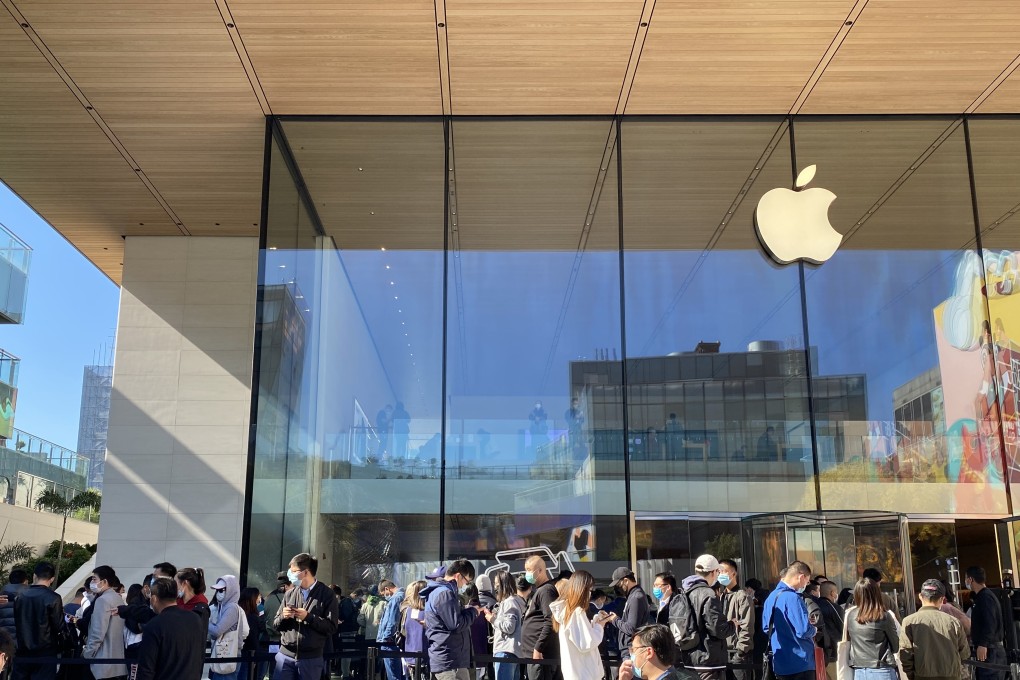 Apple fans waiting to enter the Apple Store in Sanlitun, Beijing, when the new Apple's phone landed on store shelves in October. Photo: SCMP/Minghe Hu
