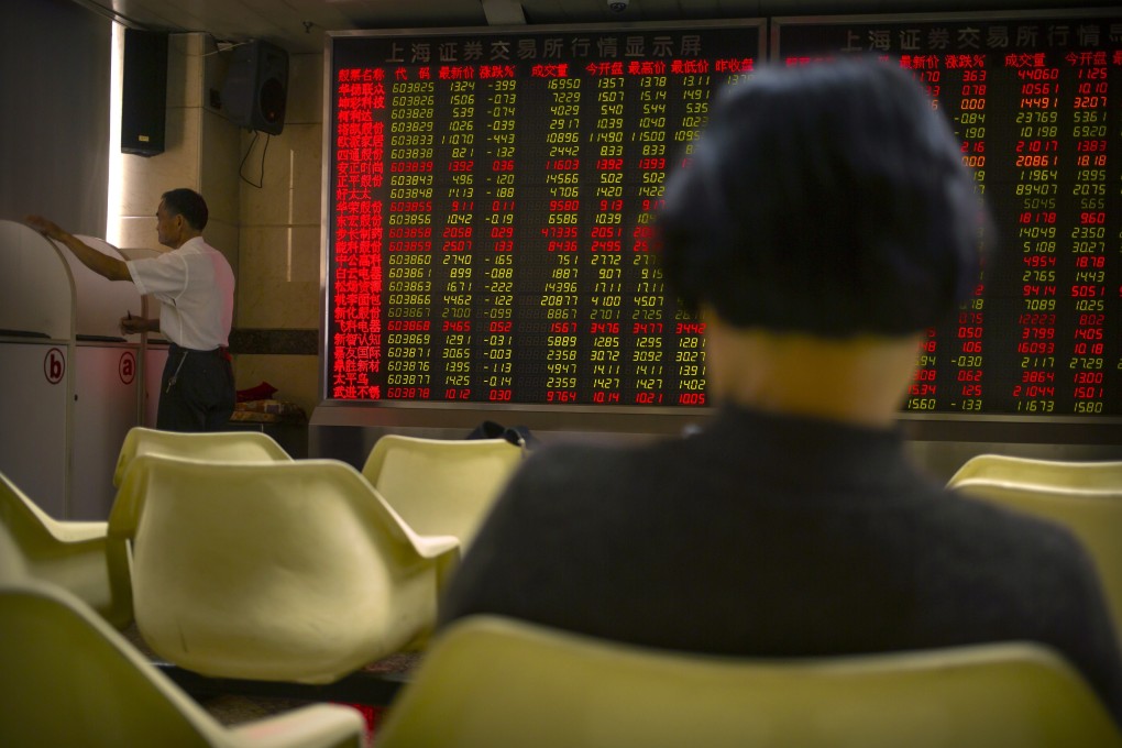 An investor looking at stock prices in a Shanghai brokerage. Vaccine breakthrough has helped fuel global stocks last week. Photo: AP