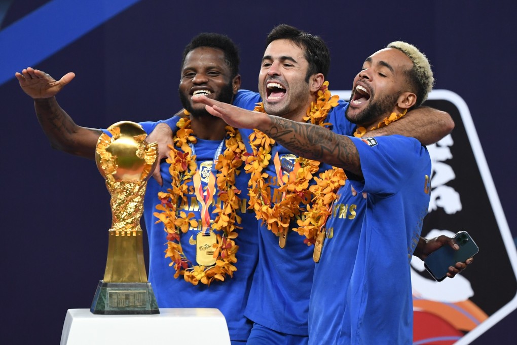 Jiangsu Suning’s Mubarak Wakaso, Eder and Alex Teixeira celebrate with the Chinese Super League trophy after beating Guangzhou Evergrande. Photo: Xinhua