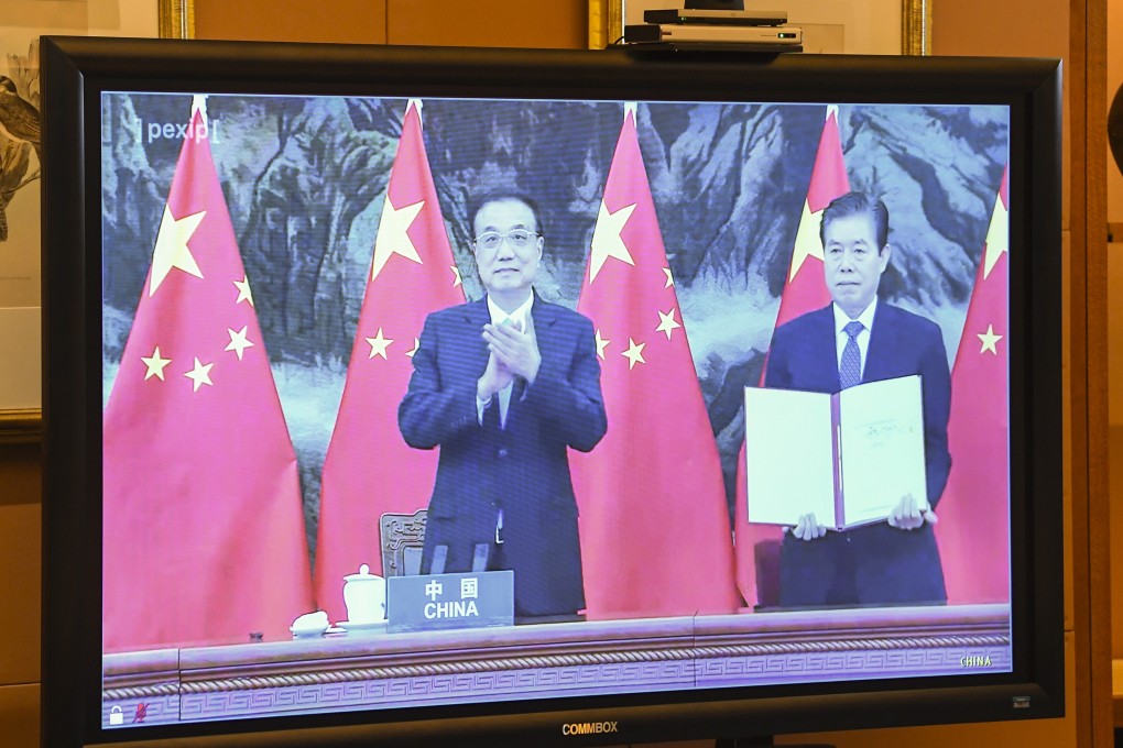 Chinese Minister for Commerce Zhong Shan (right) and Chinese Premier Li Keqiang on Sunday. Photo: AAP