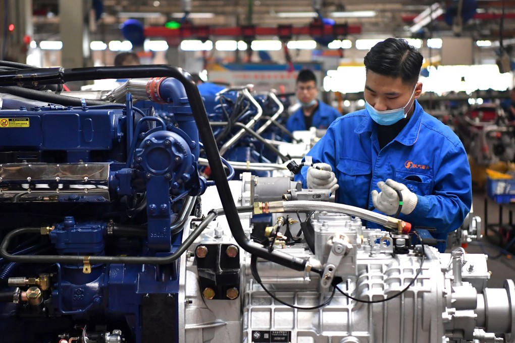 A worker at a factory of the Shaanxi Automobile Holding Group in Xi'an, capital of northwest China's Shaanxi Province on November 2, 2020. Photo: Xinhua