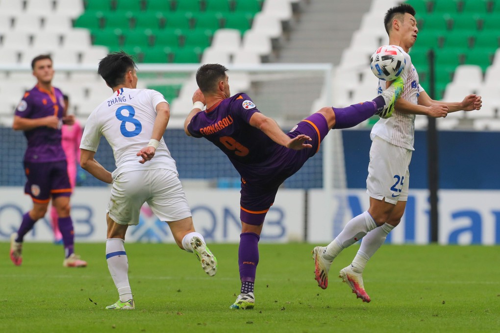 Perth forward Bruno Fornaroli (centre) vies for the ball with Shanghai Shenhua midfielder Peng Xinli (right) during their AFC Champions League group match. Photo: AFP