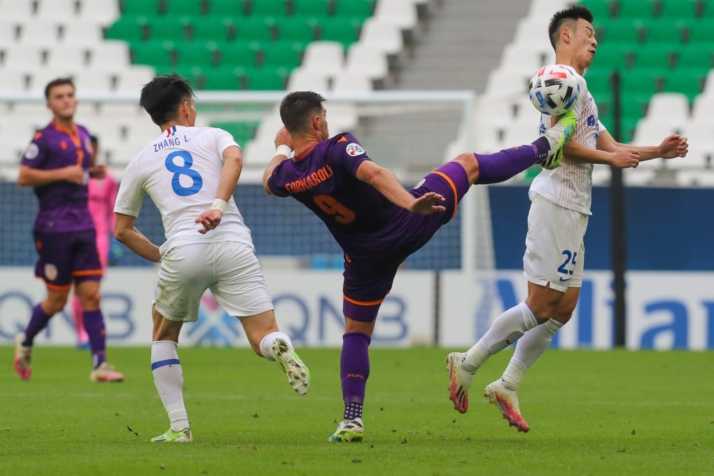Perth forward Bruno Fornaroli (centre) vies for the ball with Shanghai Shenhua midfielder Peng Xinli (right) during their AFC Champions League group match. Photo: AFP
