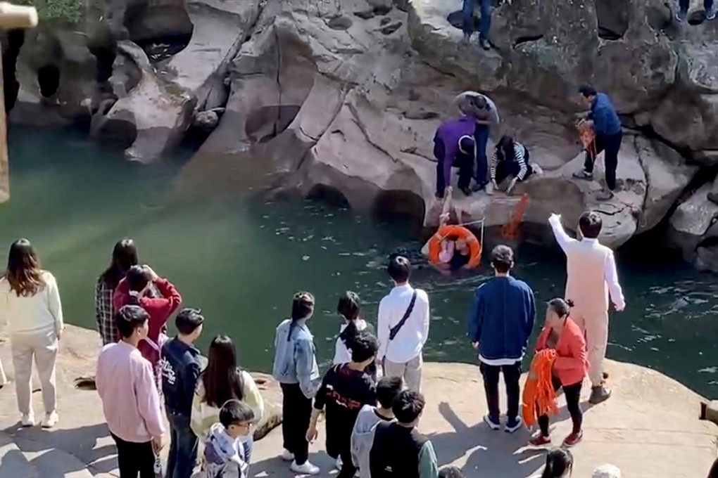 Stephen Ellison, British consul general in Chongqing, rescues a drowning student, who had fallen into a river by accident, at a scenic spot in Chongqing on Saturday. Photo: Reuters