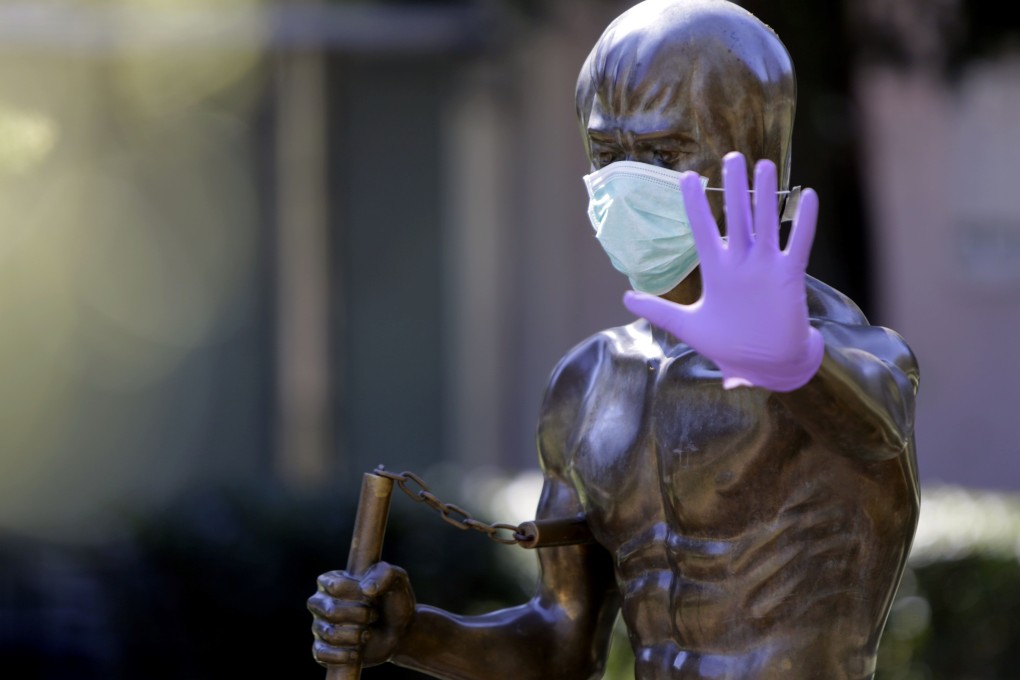 A picture taken on April 2, 2020, shows the Mostar statue dedicated to martial arts icon and actor Bruce Lee, wearing surgical gloves and a face mask. Photo: AFP