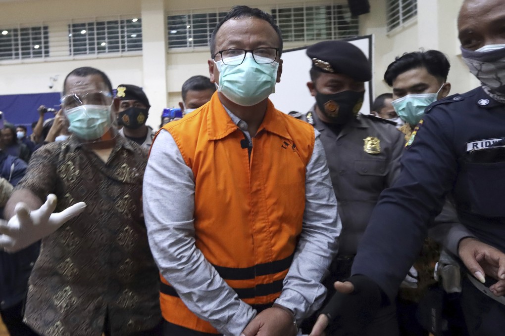 Indonesian Maritime Affairs and Fisheries Minister Edhy Prabowo escorted by security officers after a press conference on November 26, 2020. Photo: AP