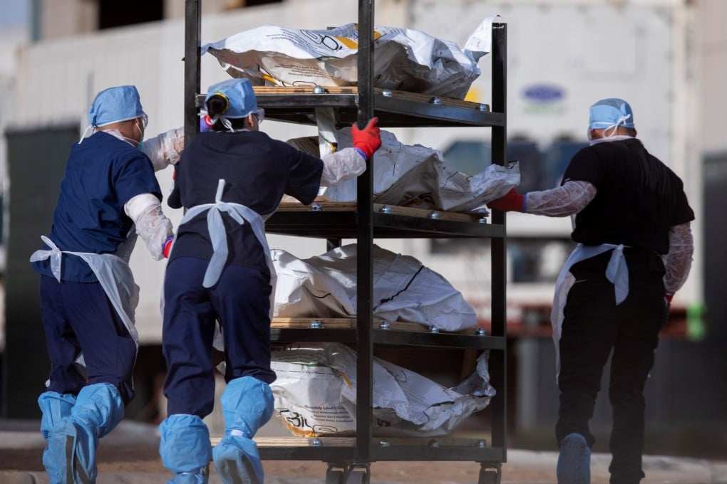El Paso County Medical Examiner's Office staff in Texas move bodies that are in bags labelled ‘Covid’ from refrigerated trailers into a morgue. Photo: Reuters