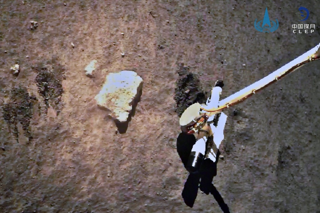 An image taken on December 2, 2020, by the China National Space Administration shows the Chang'e 5 lunar probe gathering samples on the moon. Photo: CNSA via CNS/AFP