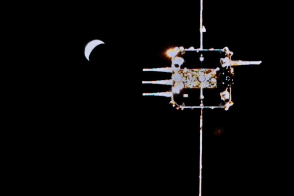 The Chang’e 5 ascender comes into view from the orbiter-returner on Sunday. Photo: CNSA