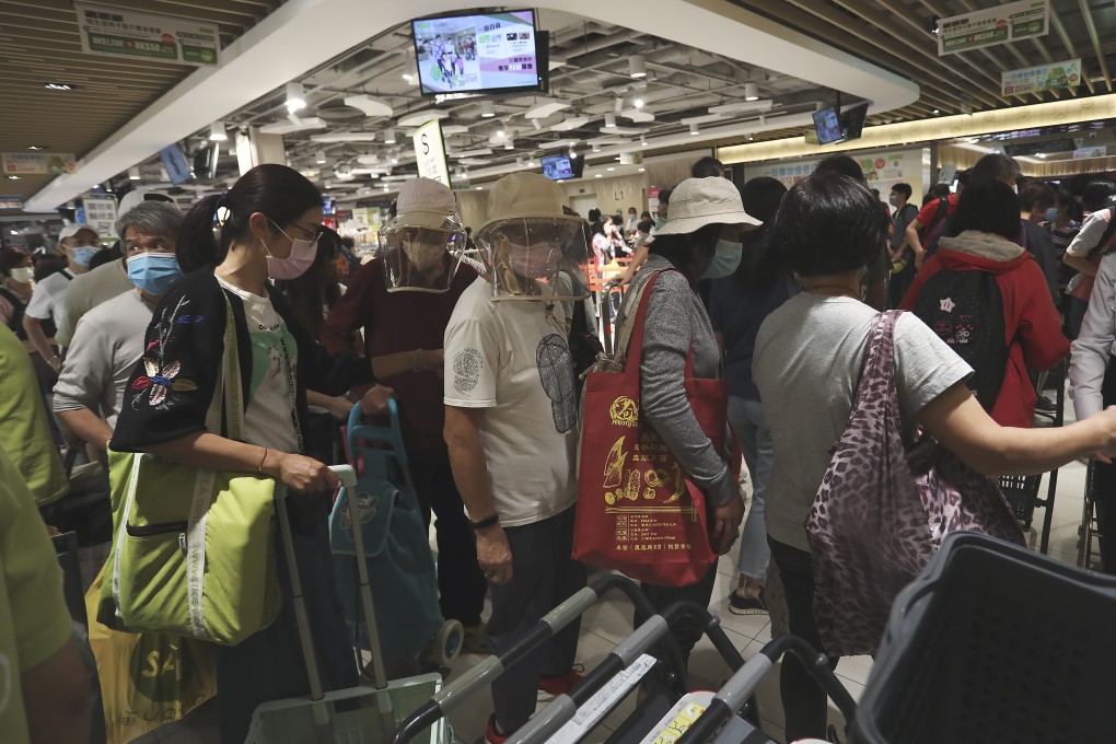 Shoppers queue up during a sale on November 25 at Yata department store, which is closed after several workers tested positive. Photo: Jonathan Wong