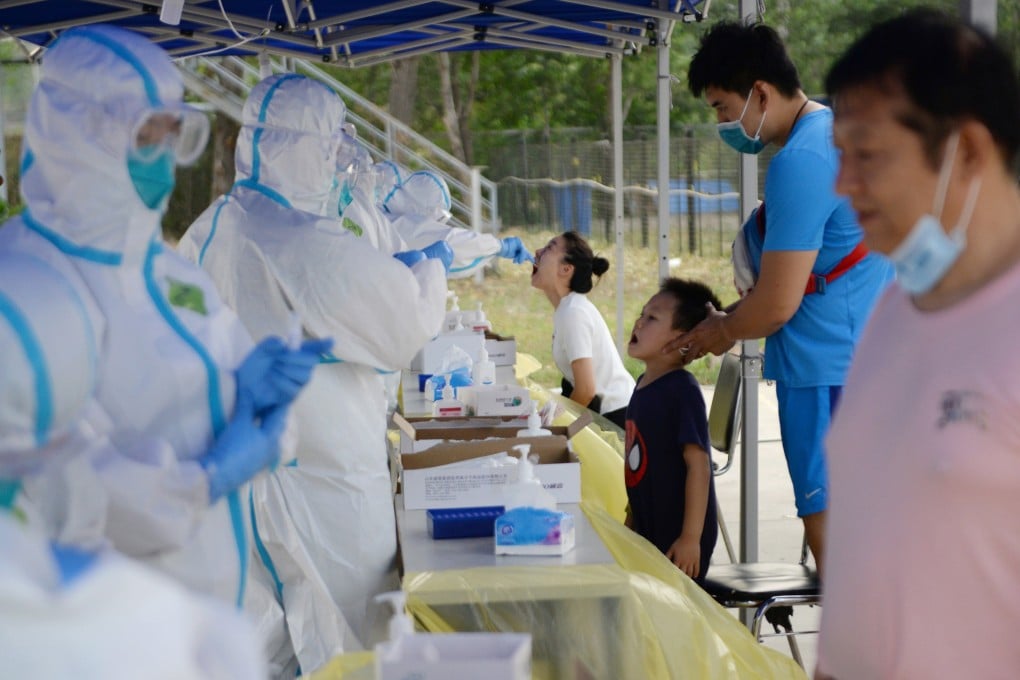 Medical workers in protective suits conduct nucleic acid test for residents, following a new outbreak of the coronavirus disease (COVID-19) in Beijing, on June 20, 2020. Photo: Reuters