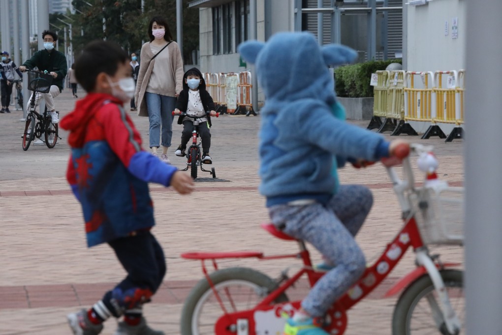 The Hong Kong Observatory said cool weather was around the corner on Monday, predicting temperatures of 13 degrees by the next morning. Photo: Sam Tsang