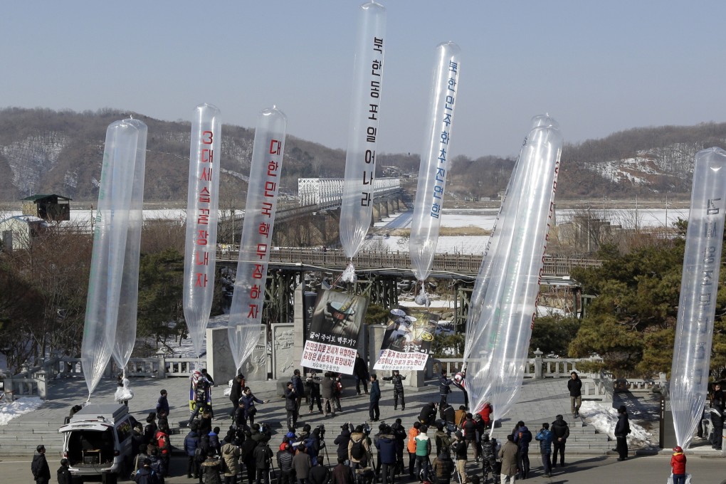 North Korean defectors and South Korean activists prepare to launch helium balloons carrying leaflets denouncing Kim Jong-un in this 2013 file photo. Photo: AP