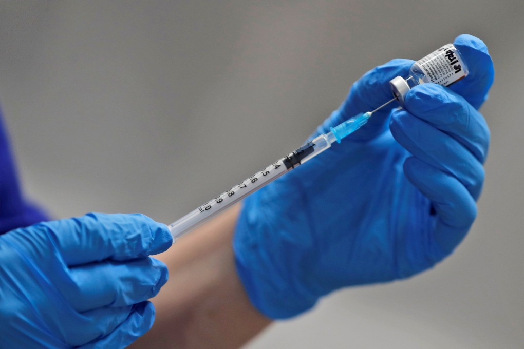 A nurse prepares to administer the Pfizer-BioNTech COVID-19 vaccine at Guy's Hospital in London, Britain, on December 8, 2020. Photo: Reuters