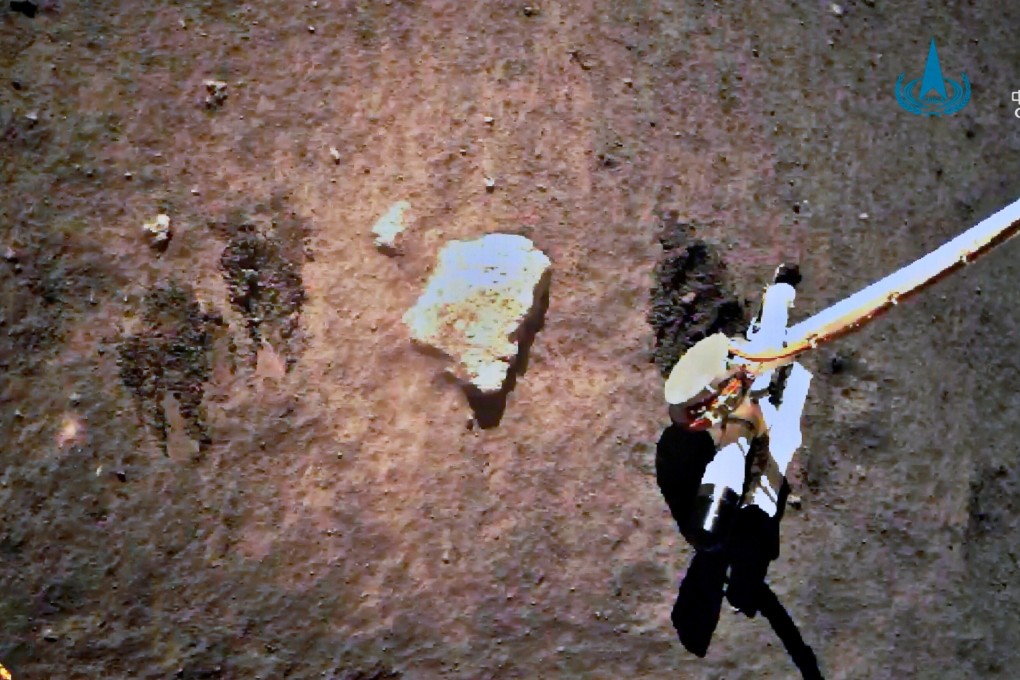 The Chang’e 5 spacecraft collects samples on the moon. Photo: CNSA via Reuters