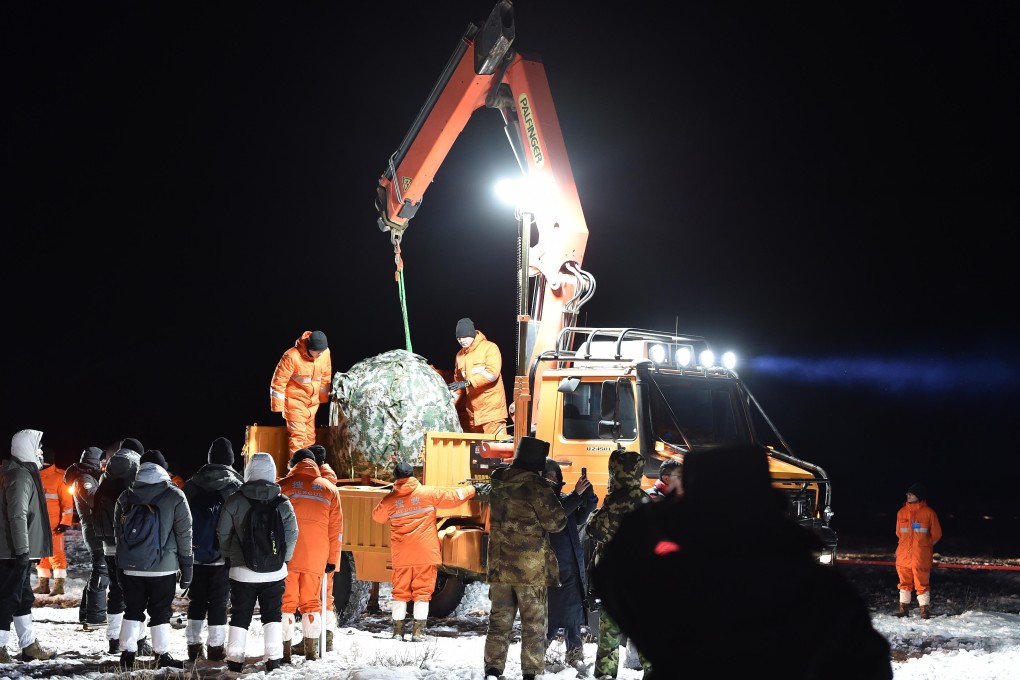 Staff members load the return capsule of China's Chang'e-5 probe to a truck in Siziwang Banner, north China's Inner Mongolia Autonomous Region. Photo: Xinhua