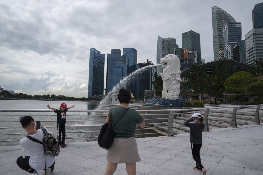 People take photos at the Merlion Park in Singapore. Photo: EPA