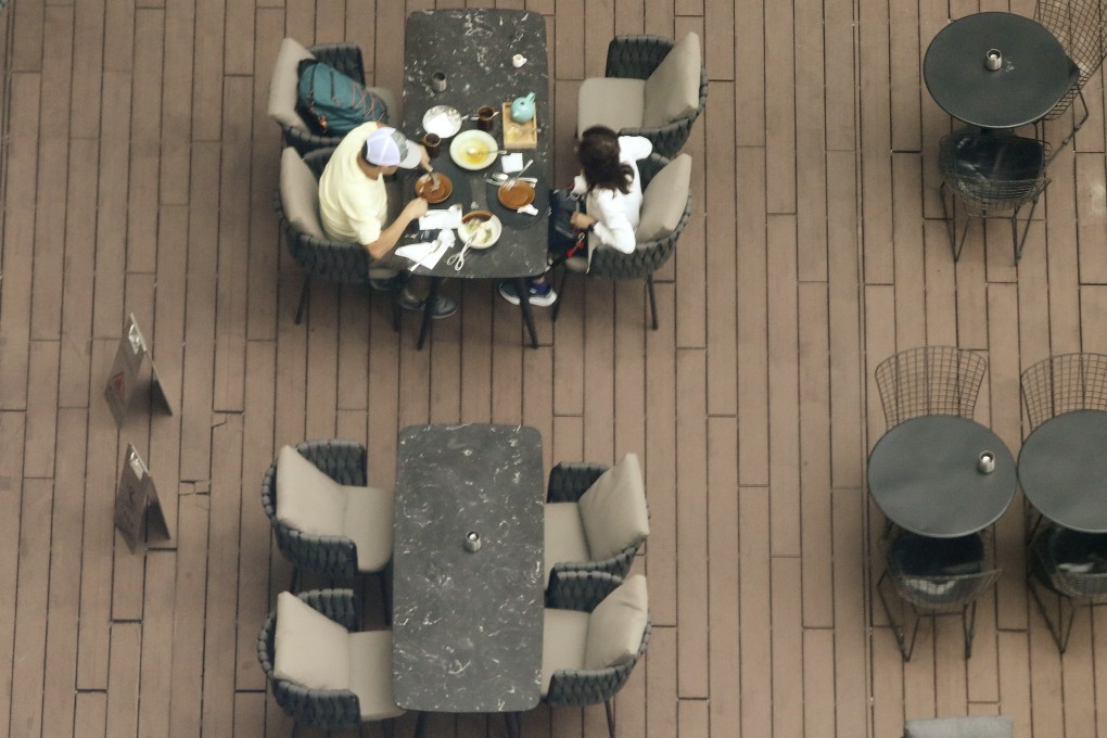 Tables are left empty under social-distancing measures in Causeway Bay. Photo: Martin Chan
