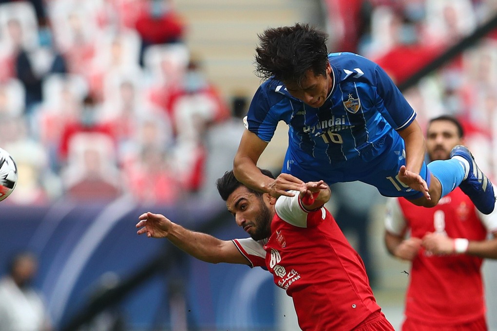 Won Du-jae of Ulsan Hyundai wins a header during the AFC Champions League final match at Al-Janoub Stadium in Al Vaqra, Qatar. Photo: Mohammed Dabbous/Anadolu Agency via Getty Images