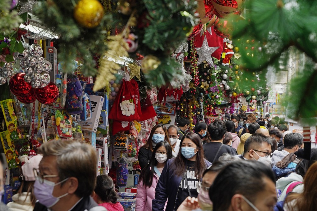 People shop for Christmas decorations at street market in Hong Kong on December 19. Photo: AP
