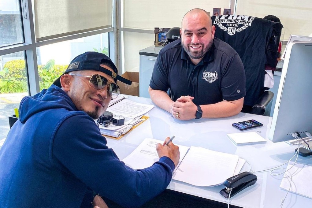 Anthony Pettis signs his new PFL contract. Photo: Instagram