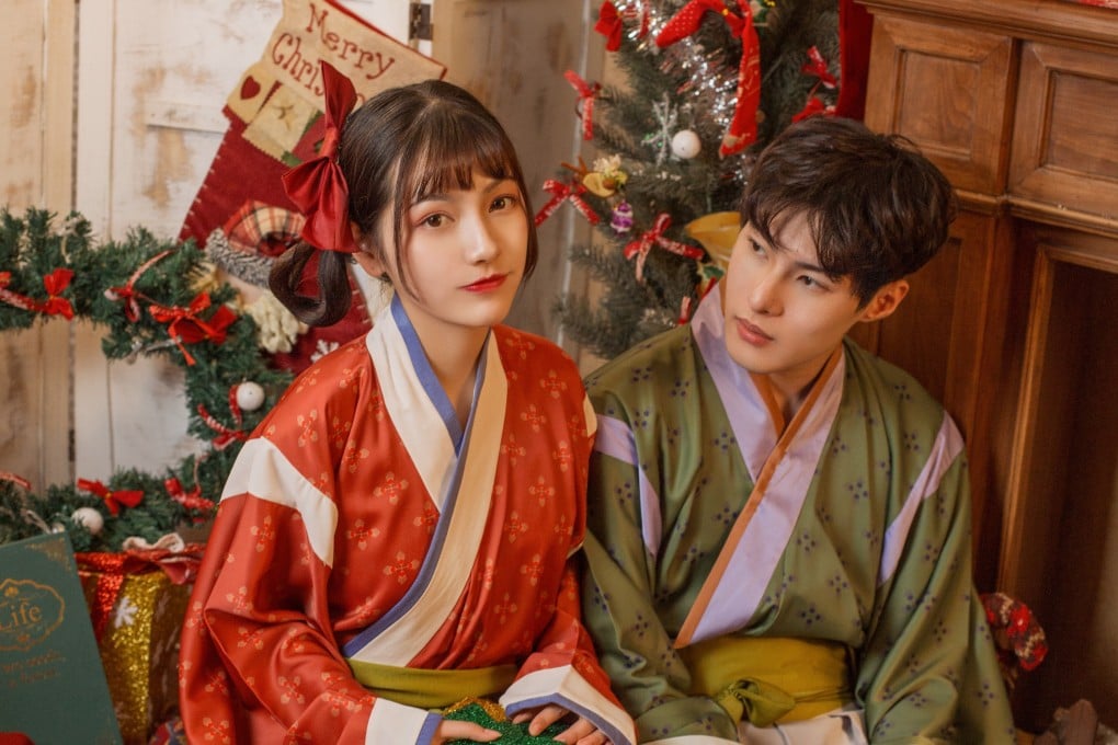 Models in a Christmas setting wear Hanfu – Chinese traditional costumes – with a Christmas theme from online shop Guanzhi Weavings. Photo: Tan Ningijng
