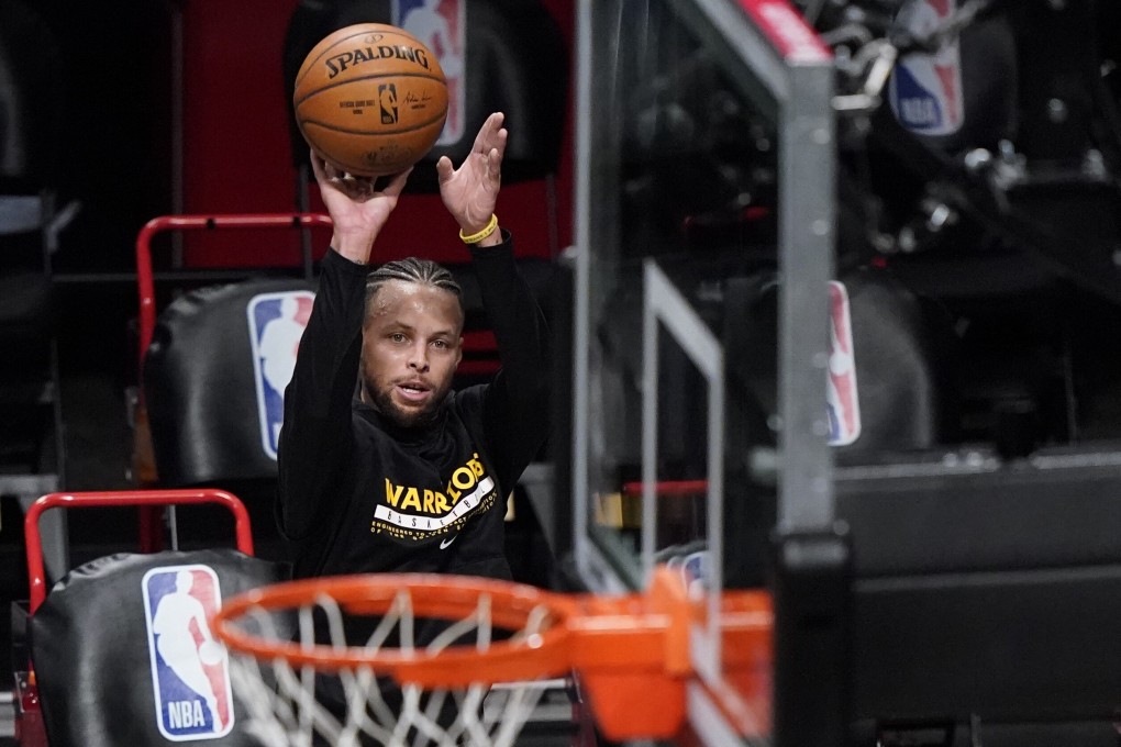 Stephen Curry aims for the basket as he warms up for Golden State Warriors’ NBA game against the Brooklyn Nets on December 22. Photo: AP