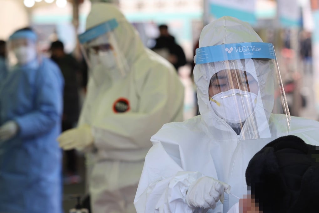 Health workers conduct Covid-19 testing at a temporary screening centre in Seoul. Photo: EPA-EFE