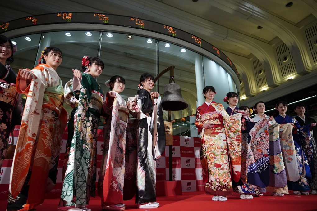Kimono-clad staff of Tokyo Stock Exchanges (TSE) and securities companies during the morning trade session at the TSE in Tokyo on 6 January 2020. Photo: EPA-EFE