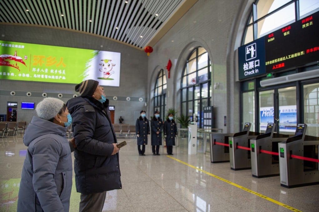 Passengers look at train information at Huanxian Station, in northwest China's Gansu Province on December 26, 2020. Qunar.com says for the 2021 New Year-Lunar New Year period, more travellers seek a destination within an hour from home. Photo: Xinhua