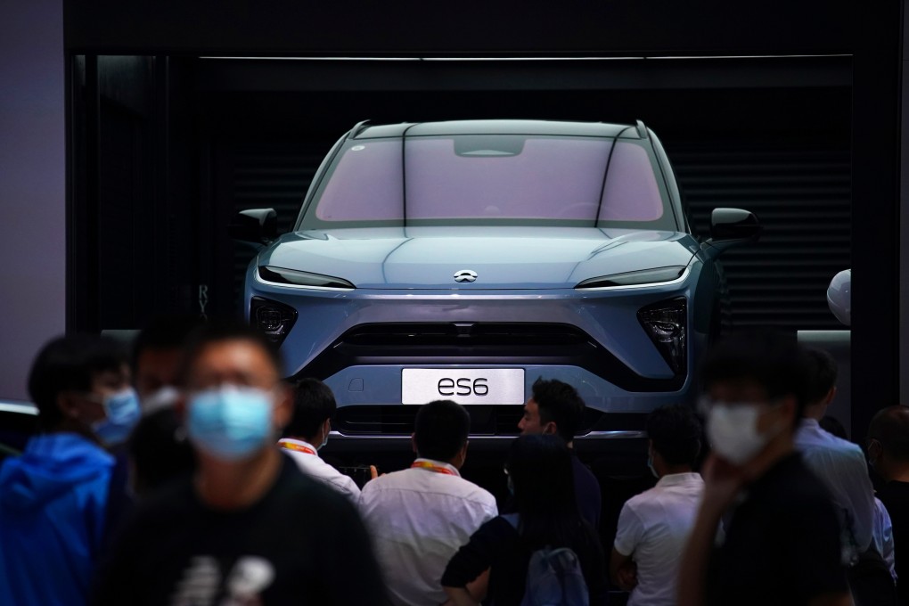 People wearing face masks look at a NIO ES6 electric car at the Beijing International Automotive Exhibition, in Beijing, on September 27, 2020. Photo: Reuters