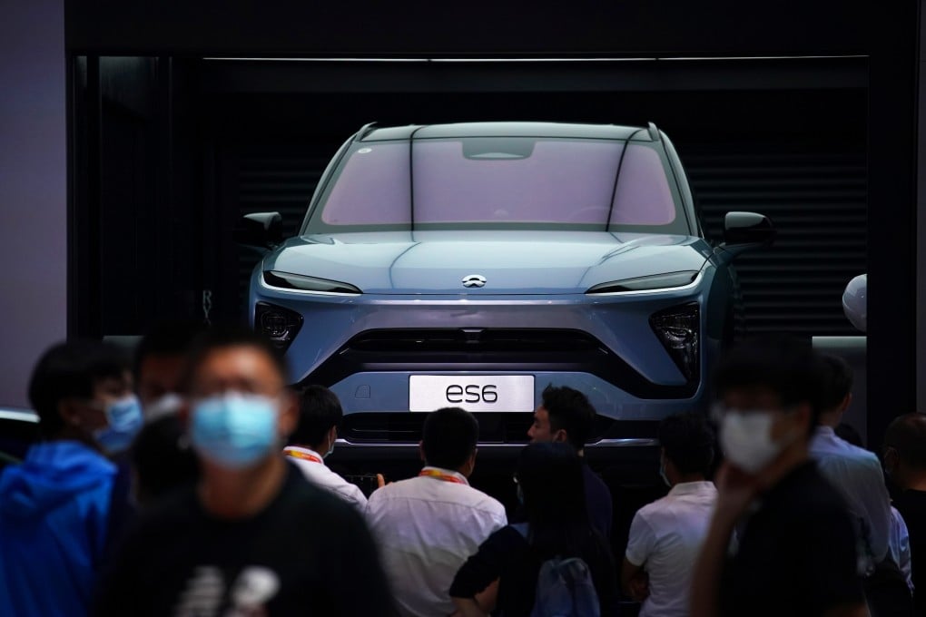 People wearing face masks look at a NIO ES6 electric car at the Beijing International Automotive Exhibition, in Beijing, on September 27, 2020. Photo: Reuters