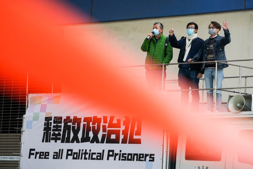 Civil Human Rights Front leaders call for the release of ‘political prisoners’ outside Lai Chi Kok Reception Centre on New Year’s Day. Photo: Felix Wong