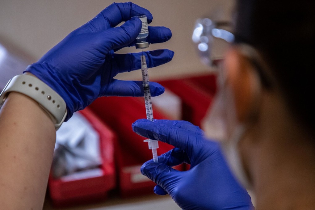 A pharmacy manager prepares the Covodi-19 vaccine. Photo: TNS